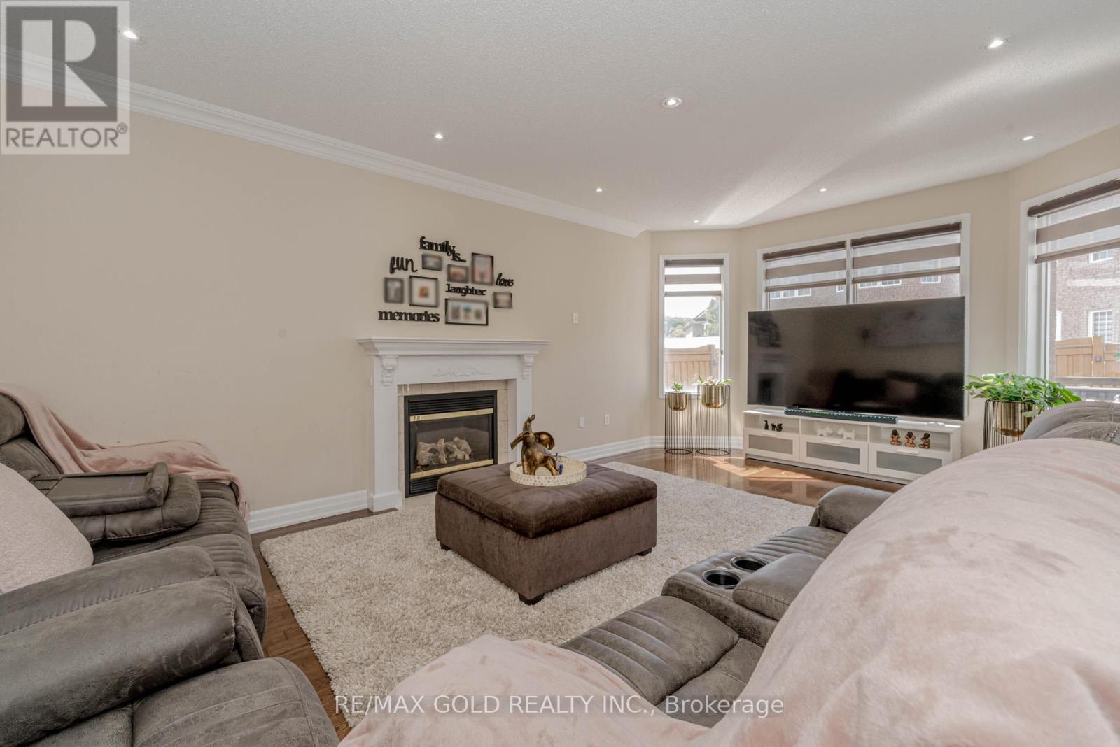 28 Crocker Drive, Brampton, Ontario  L6P 1M8 - Photo 11 - W12377131
