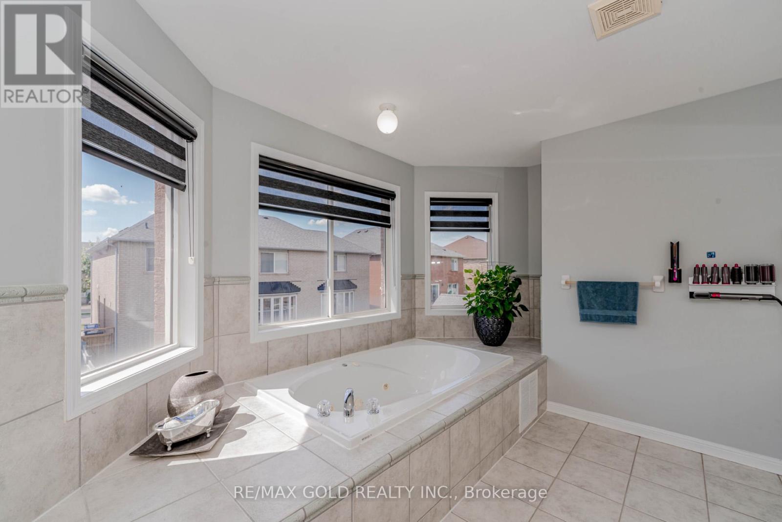 28 Crocker Drive, Brampton, Ontario  L6P 1M8 - Photo 33 - W12377131