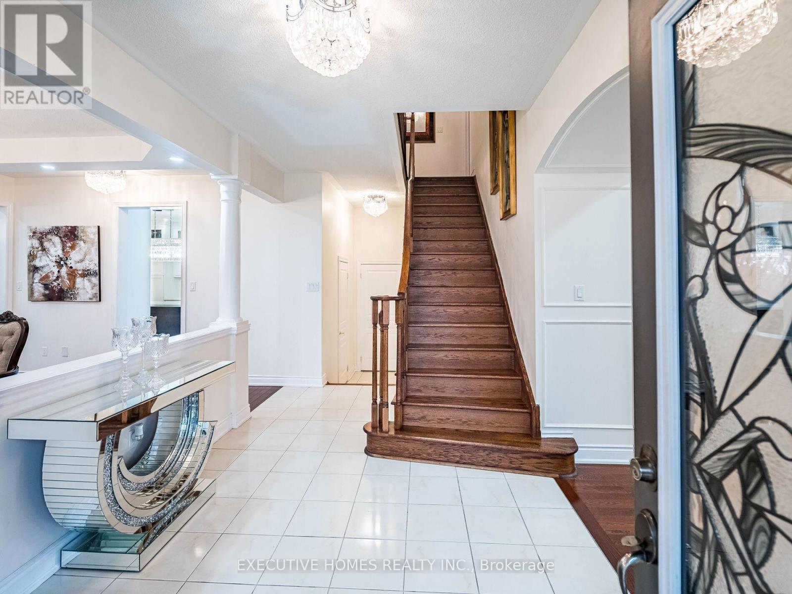 1 Orangeblossom Trail, Brampton, Ontario  L6X 3B4 - Photo 3 - W12377189
