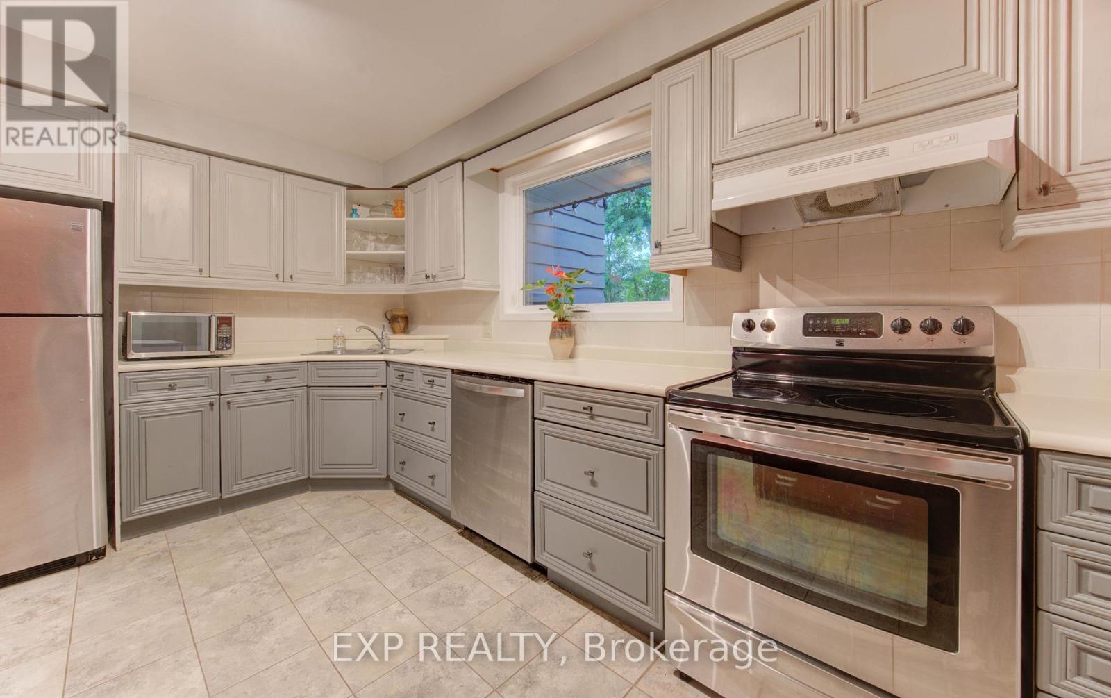 47 Hillcrest Lane, Kitchener, Ontario  N2K 1S9 - Photo 13 - X12376991
