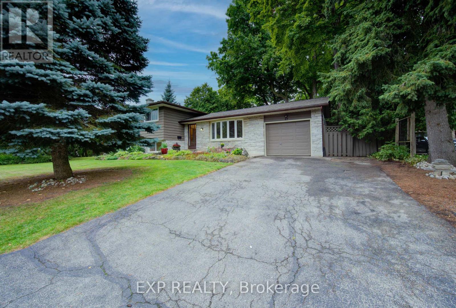 47 Hillcrest Lane, Kitchener, Ontario  N2K 1S9 - Photo 3 - X12376991