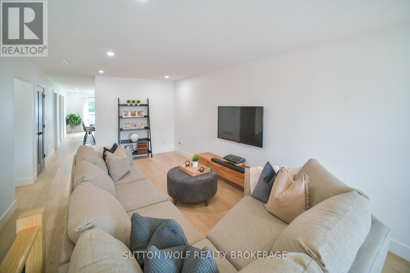 52 Metcalfe Street E, Strathroy-Caradoc (Se), Ontario  N7G 1P1 - Photo 7 - X12377382