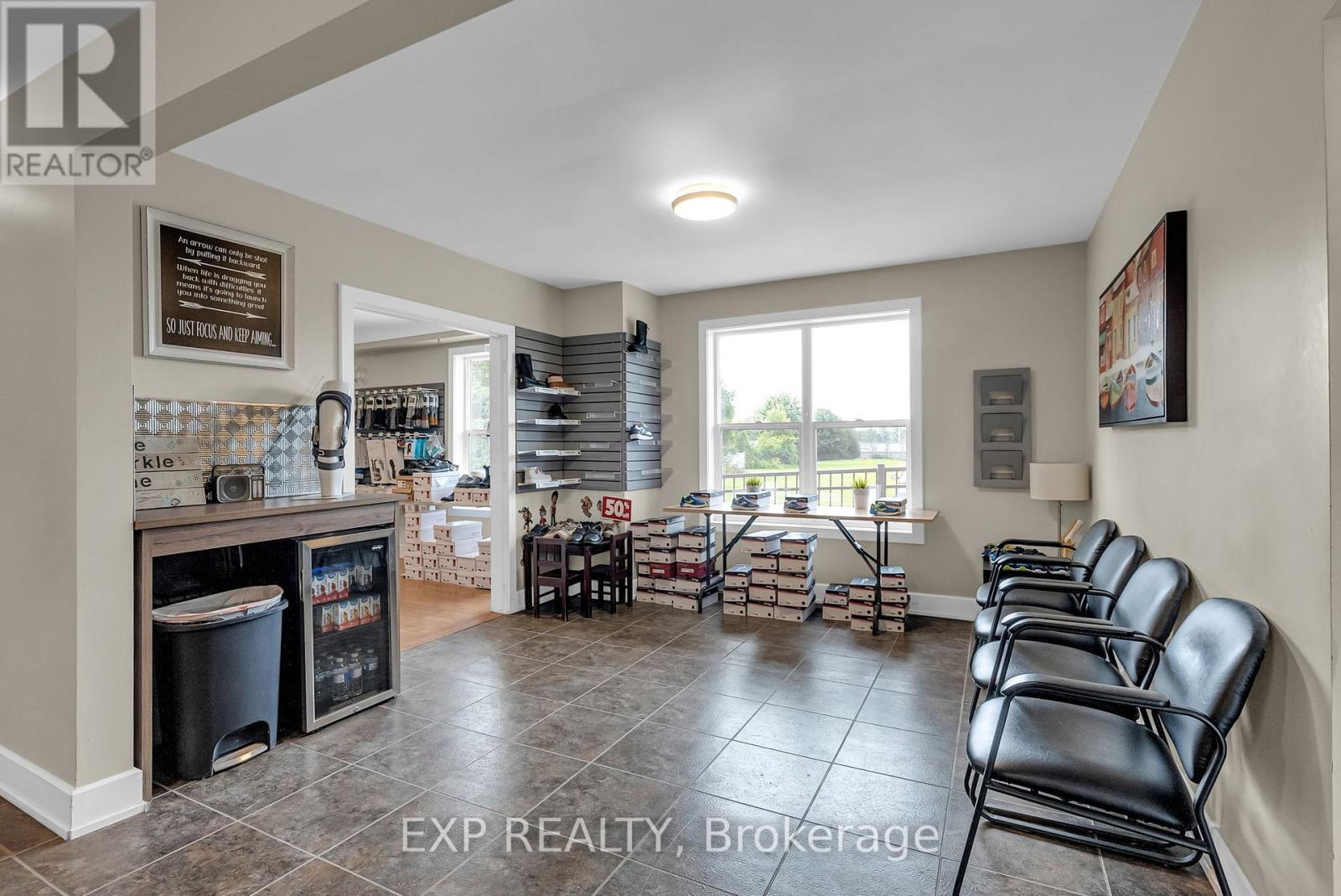 1014 Maitland Avenue, Ottawa, Ontario  K2C 2B6 - Photo 5 - X12377415