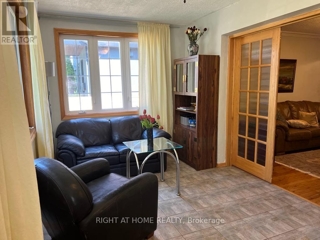 Main Fl - 15 Lynnhaven Road, Toronto, Ontario  M6A 2K7 - Photo 16 - C12377300