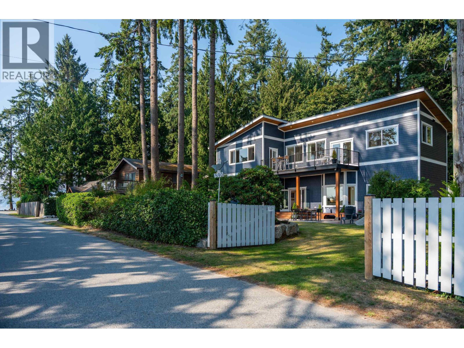 1590 Ocean Beach Esplanade, Gibsons, British Columbia  V0N 1V5 - Photo 2 - R3042425