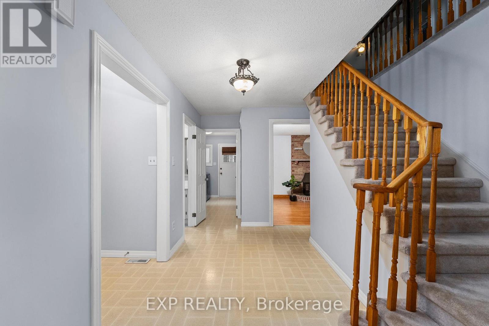 56 Manning Crescent, Newmarket, Ontario  L3Y 6H4 - Photo 2 - N12377245