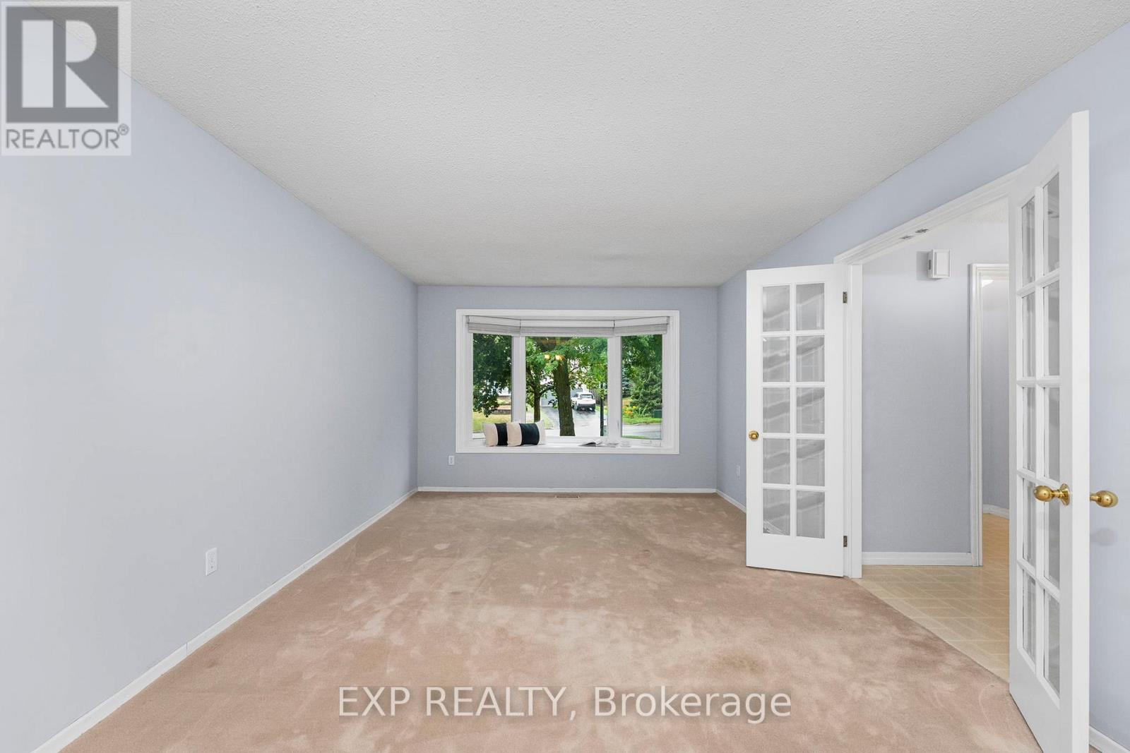 56 Manning Crescent, Newmarket, Ontario  L3Y 6H4 - Photo 4 - N12377245