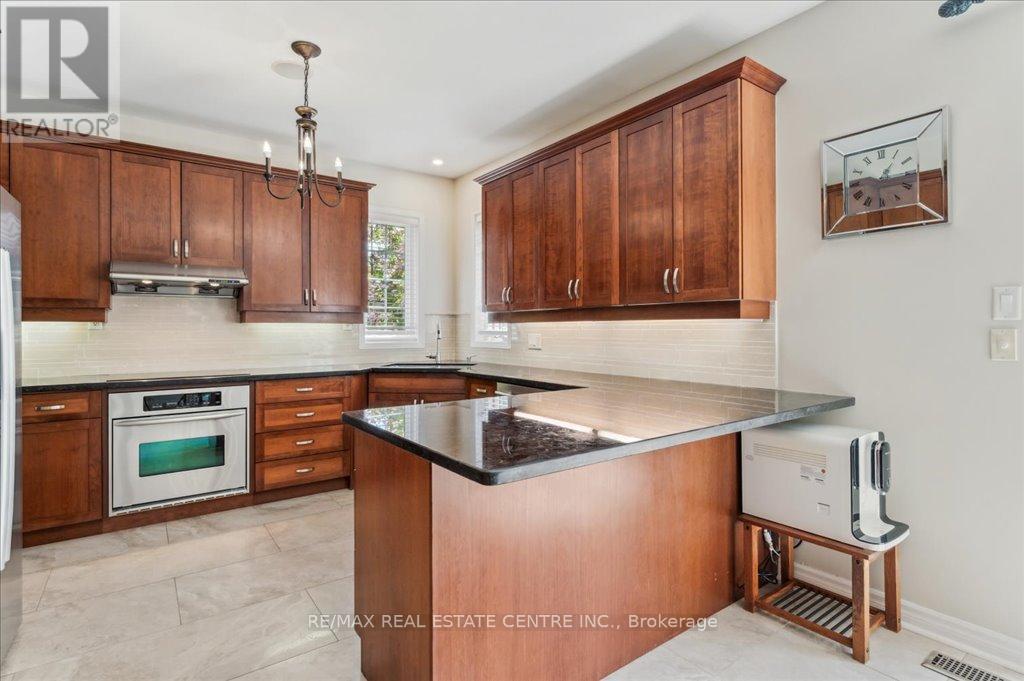 2222 Snead Road, Burlington (Rose), Ontario  L7M 4X2 - Photo 11 - W12377211