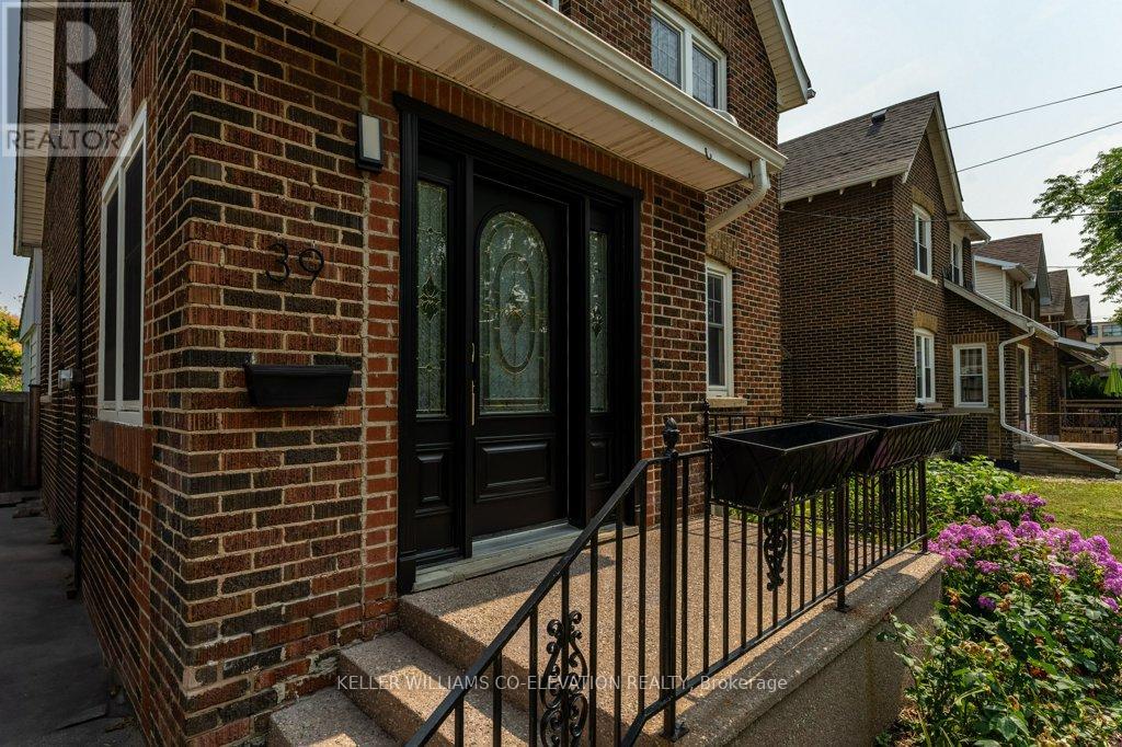 39 Court Street N, Milton (Om Old Milton), Ontario  L9T 2S2 - Photo 4 - W12377248
