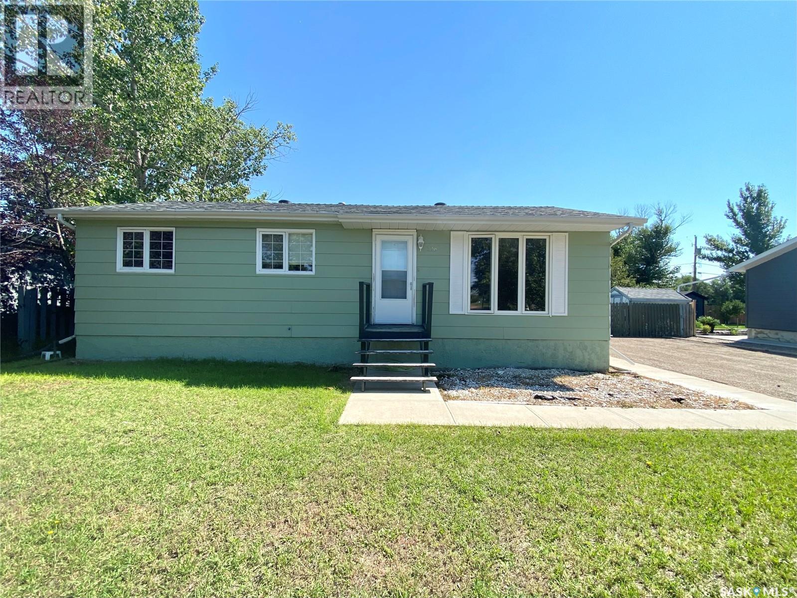 216 3rd STREET E, Frontier, Saskatchewan