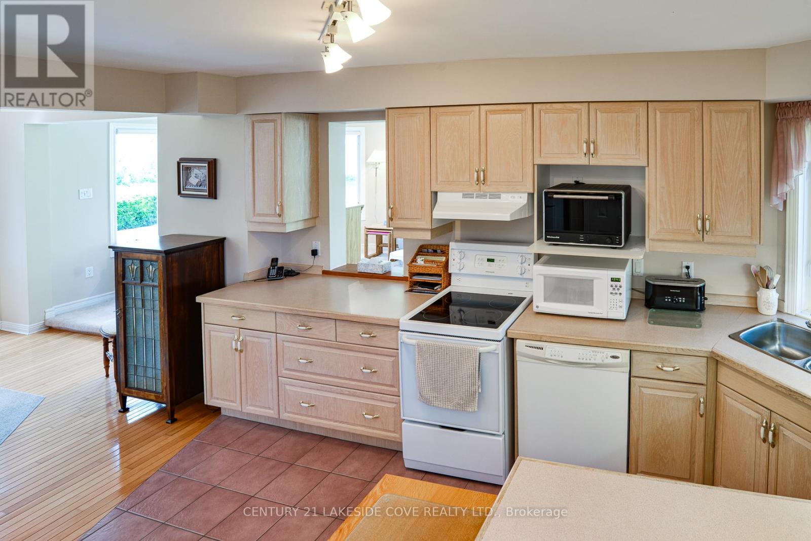 100 Lake Avenue, Ramara, Ontario  L0K 1B0 - Photo 10 - S12370835