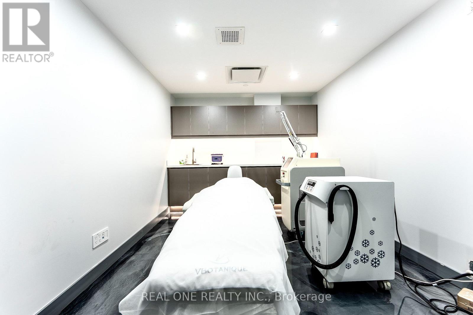 6 - 70 Yorkville Avenue, Toronto (Annex), Ontario  M5R 1B9 - Photo 9 - C12377416