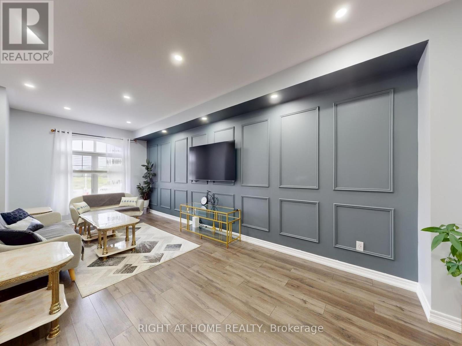 Property at 168 DUNDAS WAY N image 4