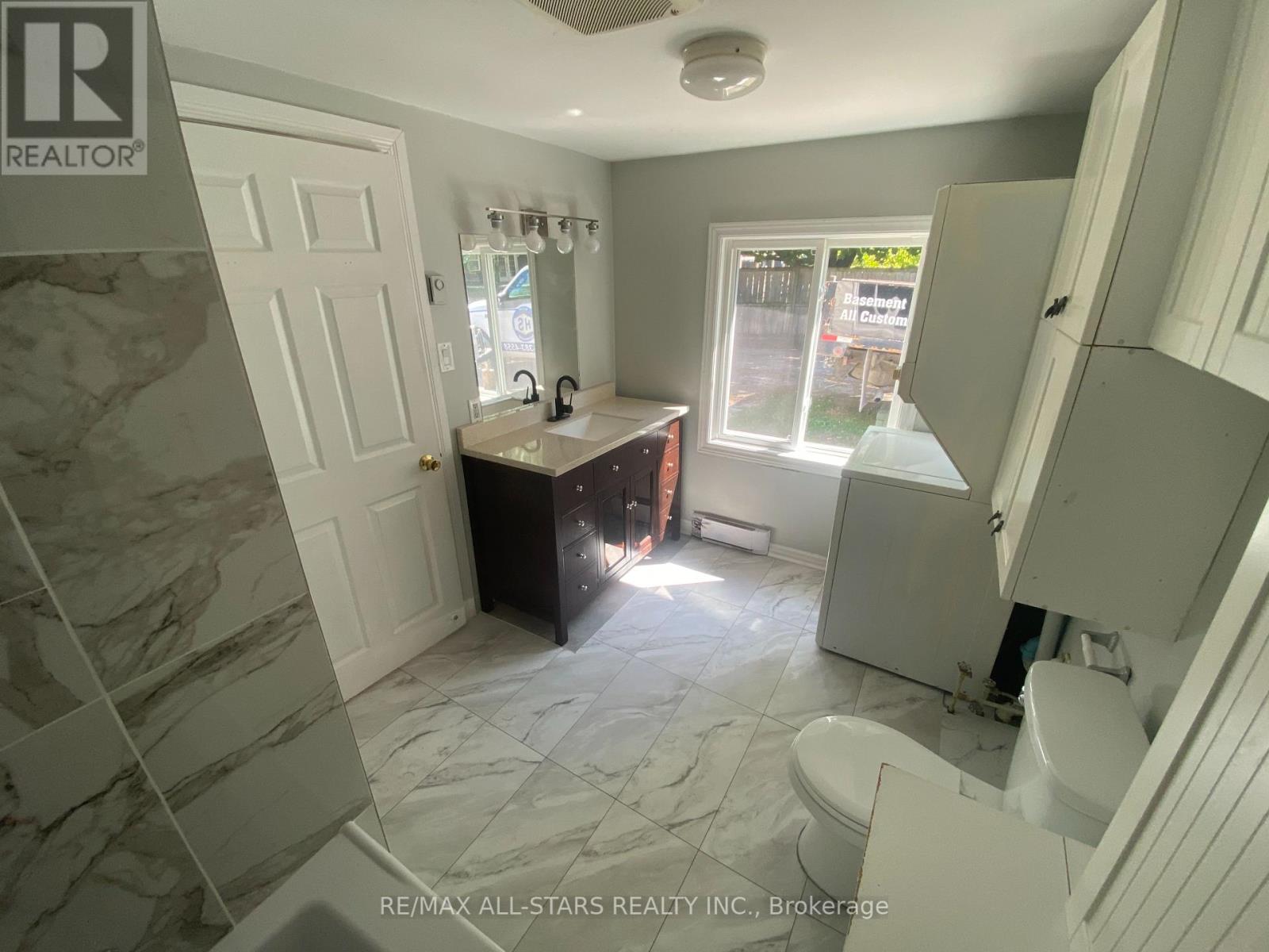 8 Jackie Lane, Georgina (Historic Lakeshore Communities), Ontario  L0E 1S0 - Photo 12 - N12377428