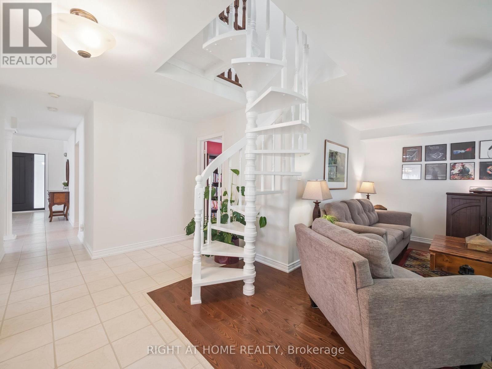 100 Carlyle Crescent, Aurora, Ontario  L4G 6P7 - Photo 10 - N12377533