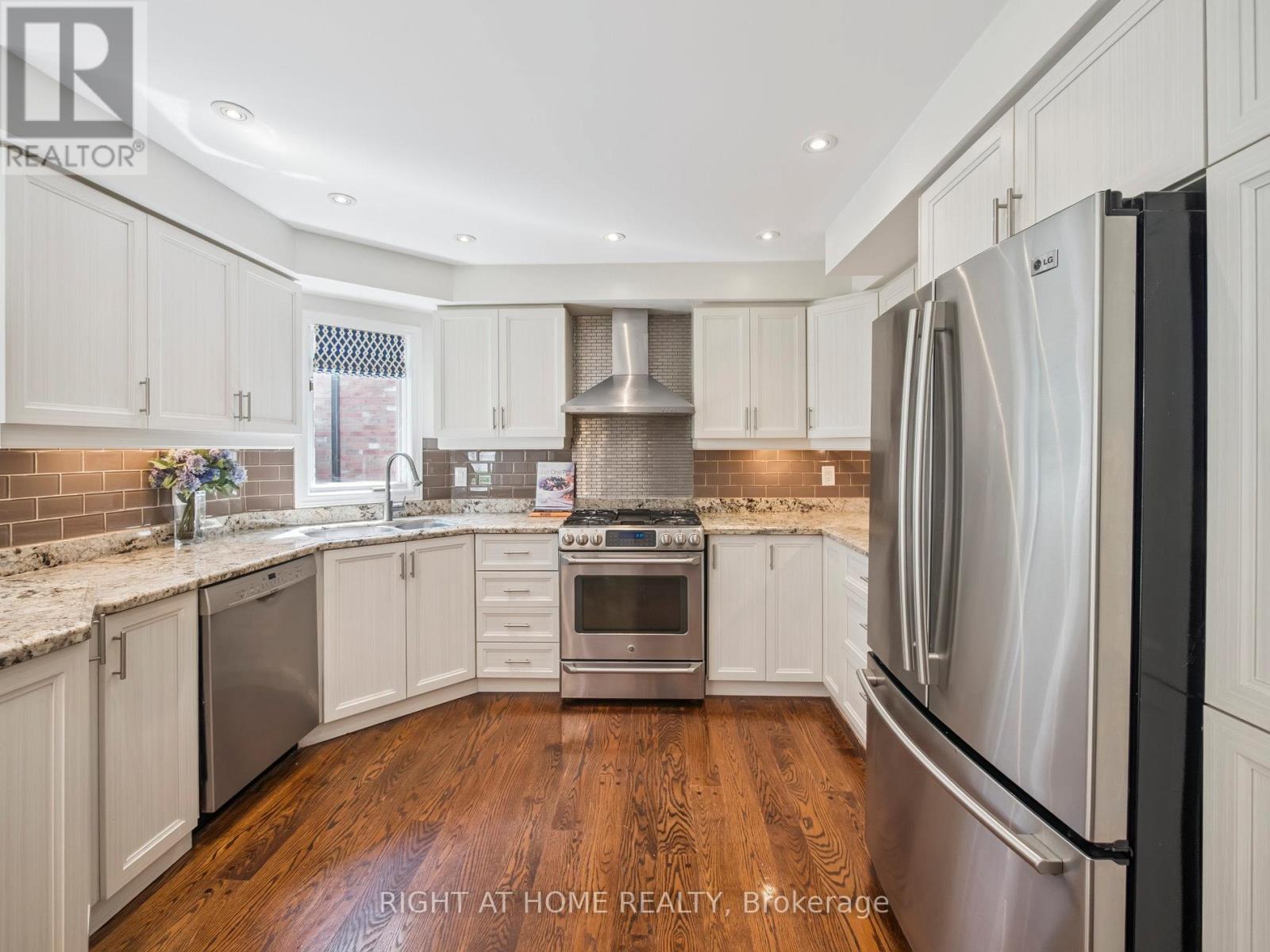 100 Carlyle Crescent, Aurora, Ontario  L4G 6P7 - Photo 14 - N12377533