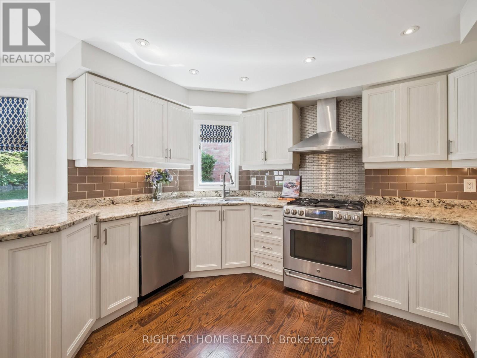 100 Carlyle Crescent, Aurora, Ontario  L4G 6P7 - Photo 15 - N12377533