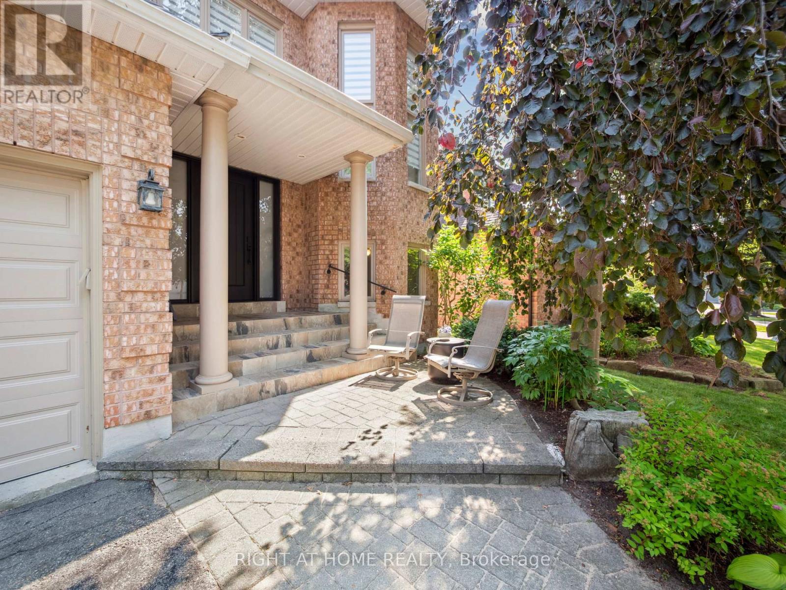 100 Carlyle Crescent, Aurora, Ontario  L4G 6P7 - Photo 3 - N12377533