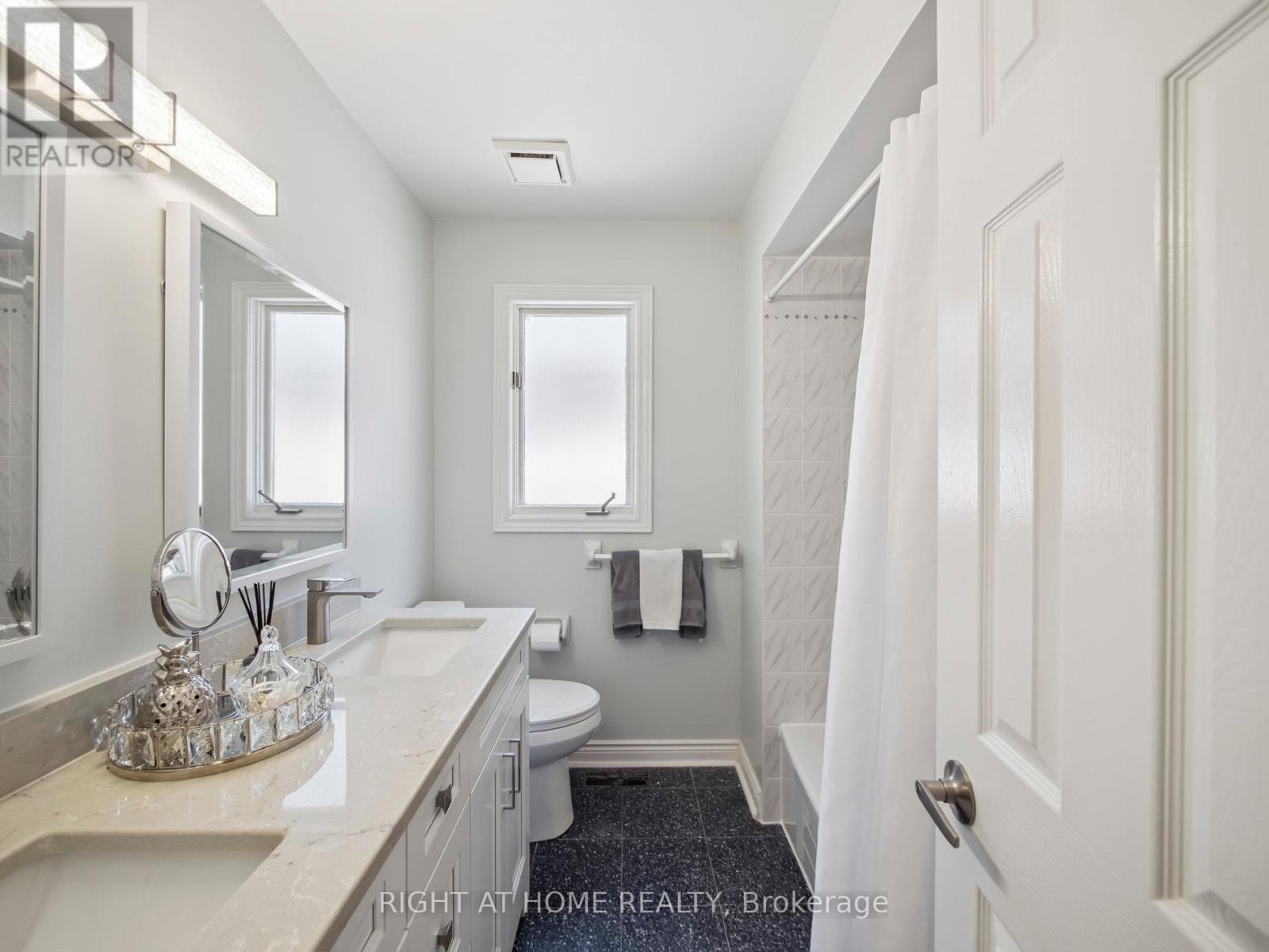 100 Carlyle Crescent, Aurora, Ontario  L4G 6P7 - Photo 34 - N12377533