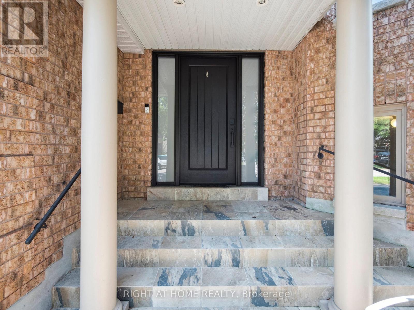 100 Carlyle Crescent, Aurora, Ontario  L4G 6P7 - Photo 4 - N12377533