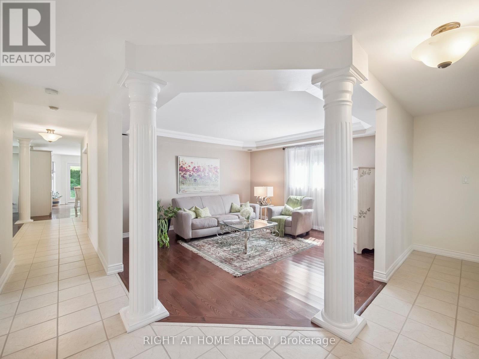 100 Carlyle Crescent, Aurora, Ontario  L4G 6P7 - Photo 6 - N12377533