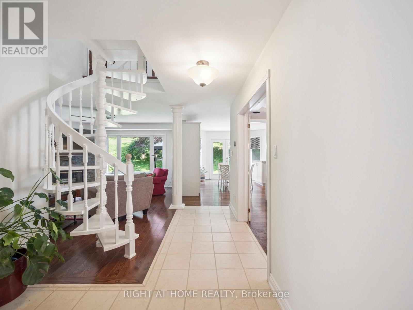 100 Carlyle Crescent, Aurora, Ontario  L4G 6P7 - Photo 9 - N12377533