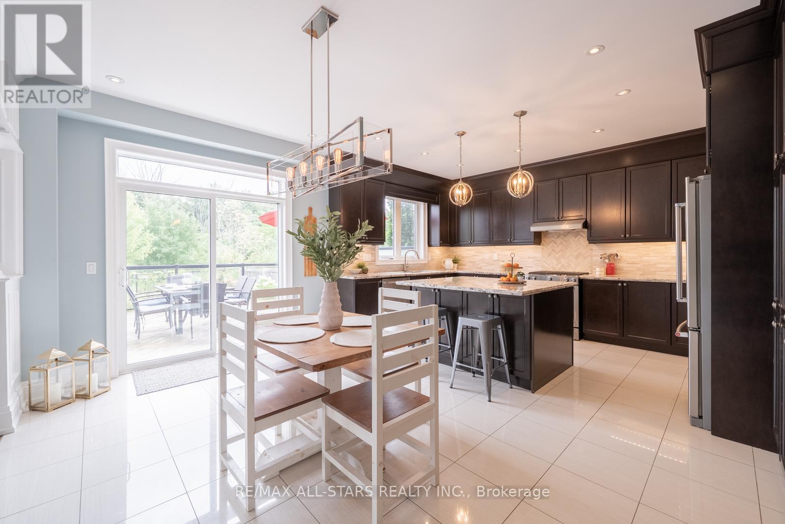 61 Manor Forest Road, East Gwillimbury, Ontario  L0G 1M0 - Photo 19 - N12377535