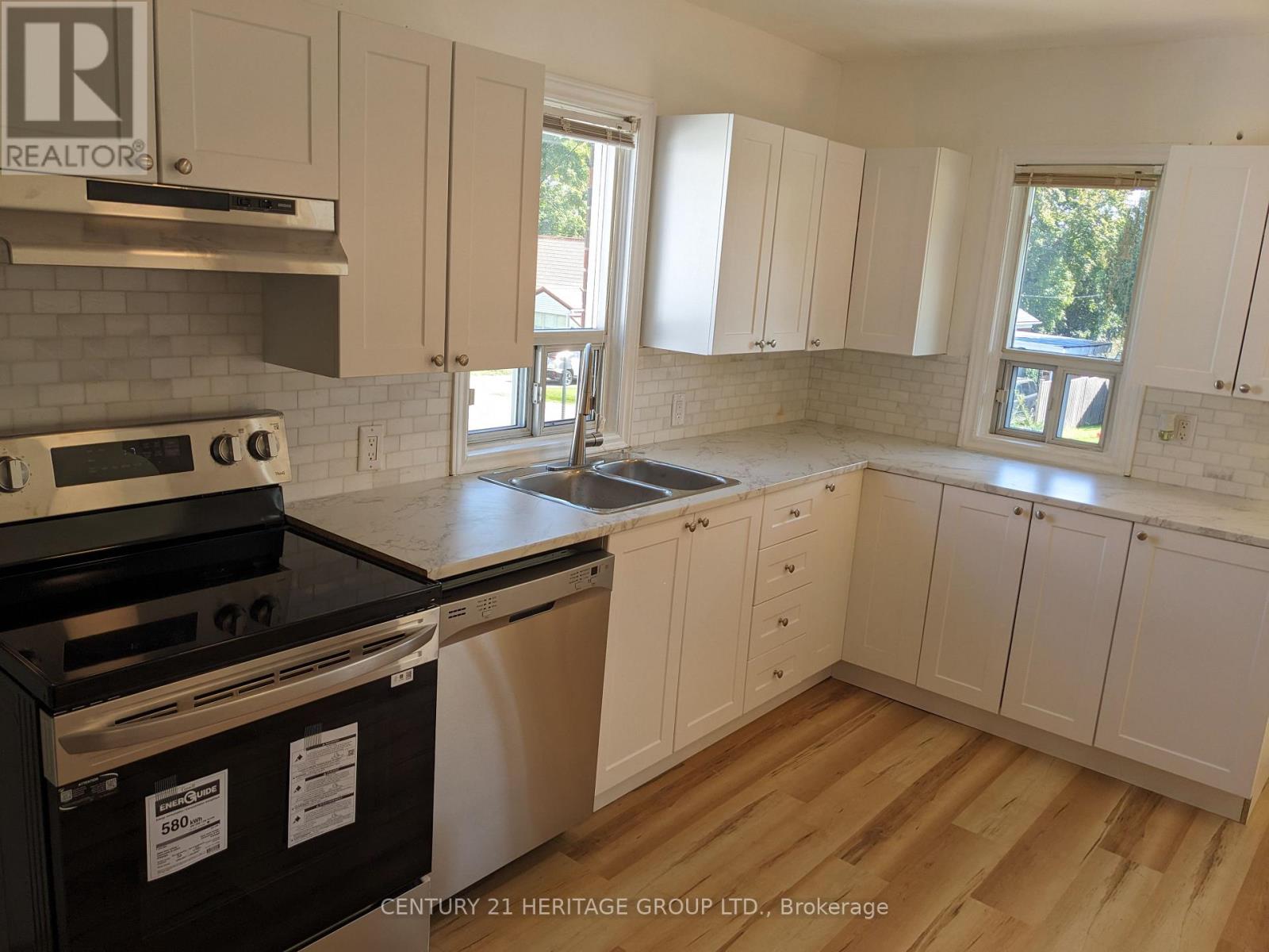 35 Argyle Avenue, Orillia, Ontario  L3V 2V5 - Photo 8 - S12377364