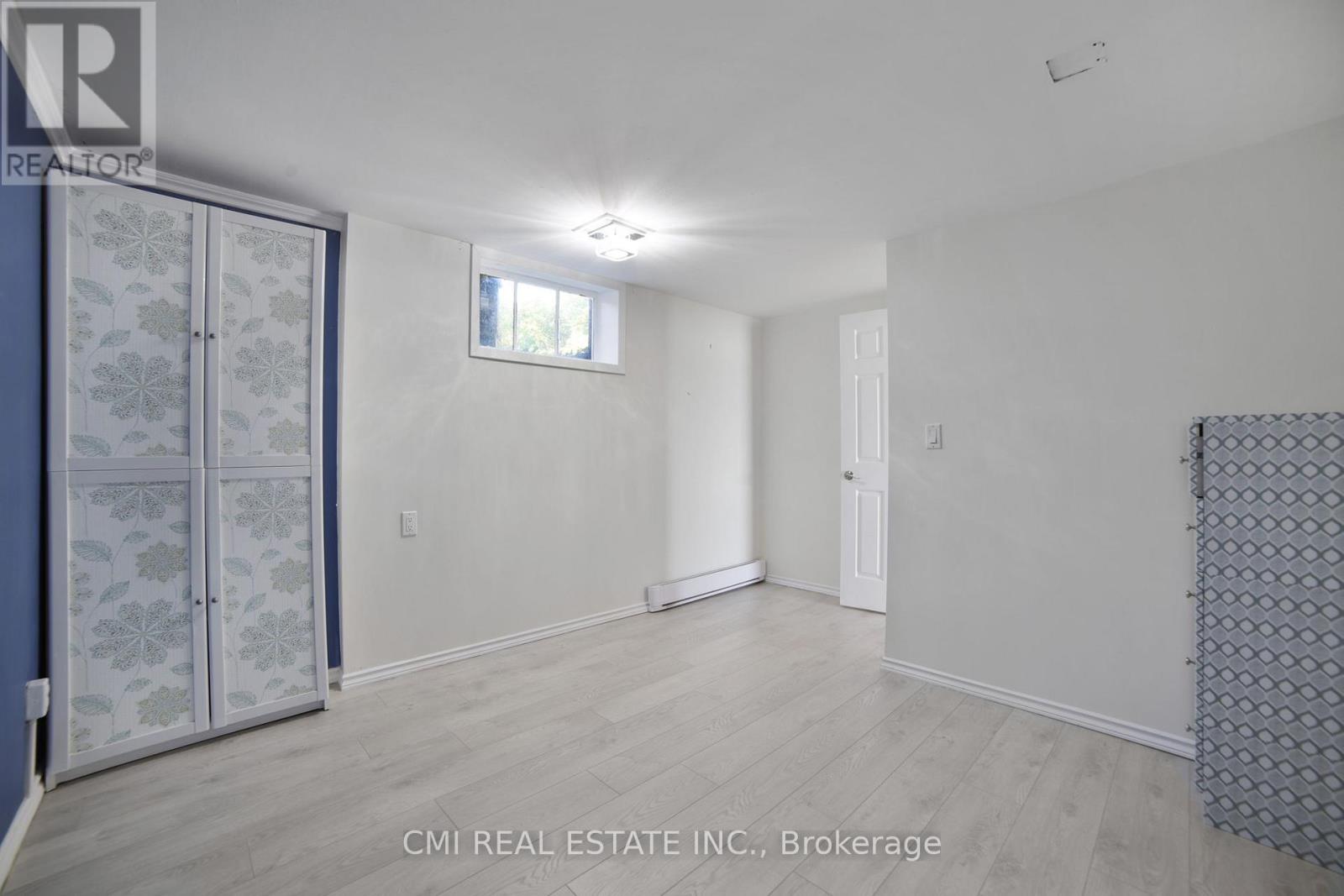 54 Little Lake Drive, Barrie (Little Lake), Ontario  L4M 7C1 - Photo 29 - S12377461