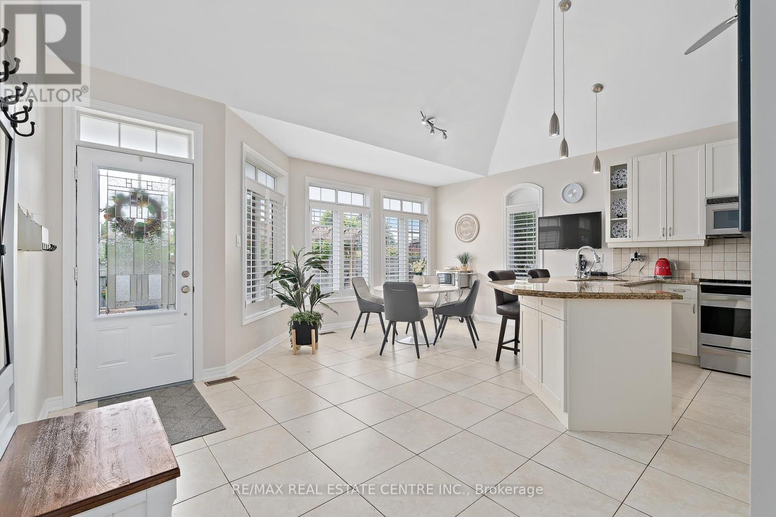 48 Garrison Square, Halton Hills (Georgetown), Ontario  L7G 0B9 - Photo 12 - W12377545