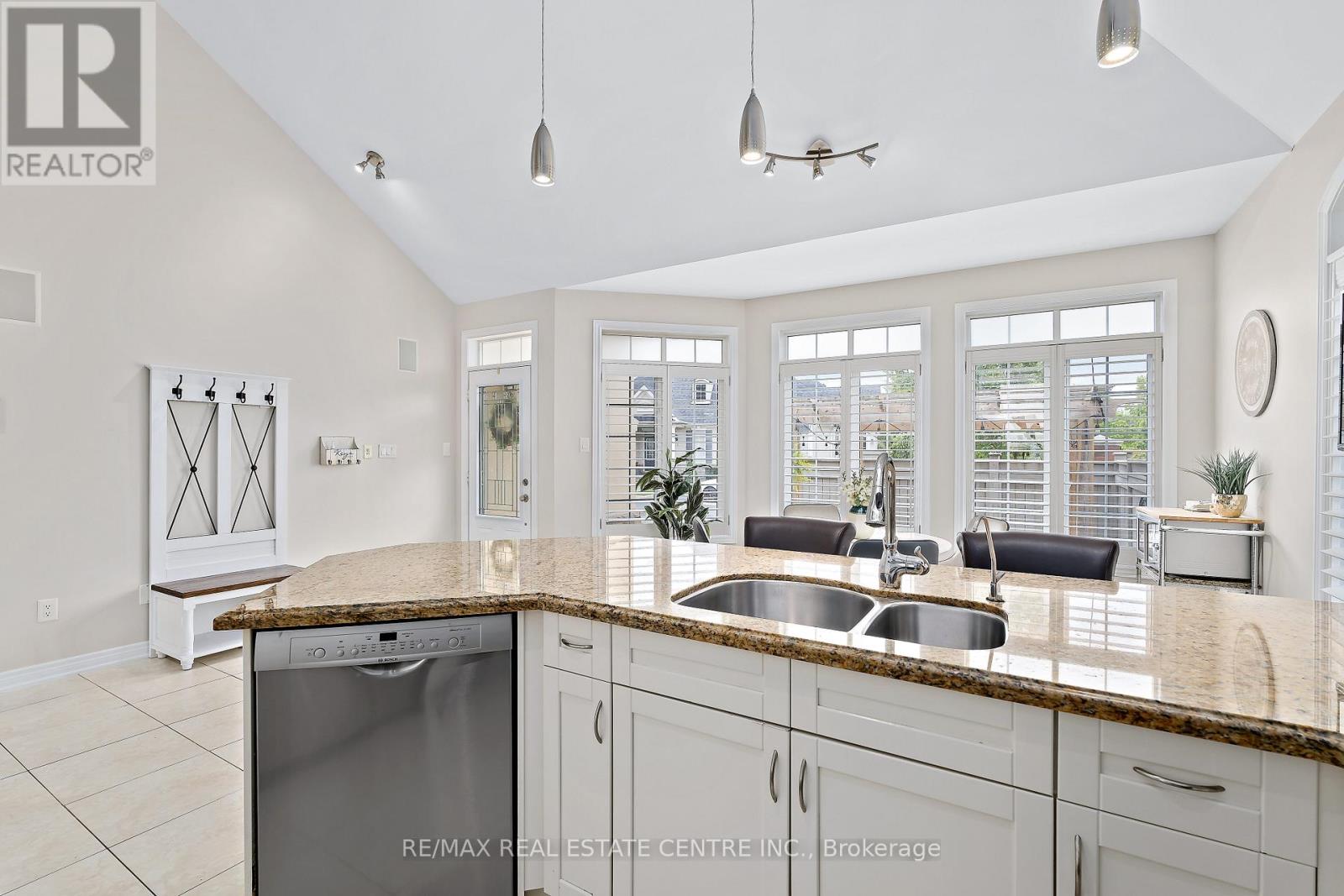 48 Garrison Square, Halton Hills (Georgetown), Ontario  L7G 0B9 - Photo 18 - W12377545