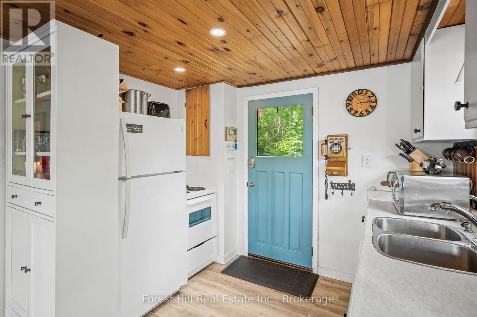 1099 Bracken Trail, Minden Hills, Ontario  K0M 2L1 - Photo 14 - X12377727