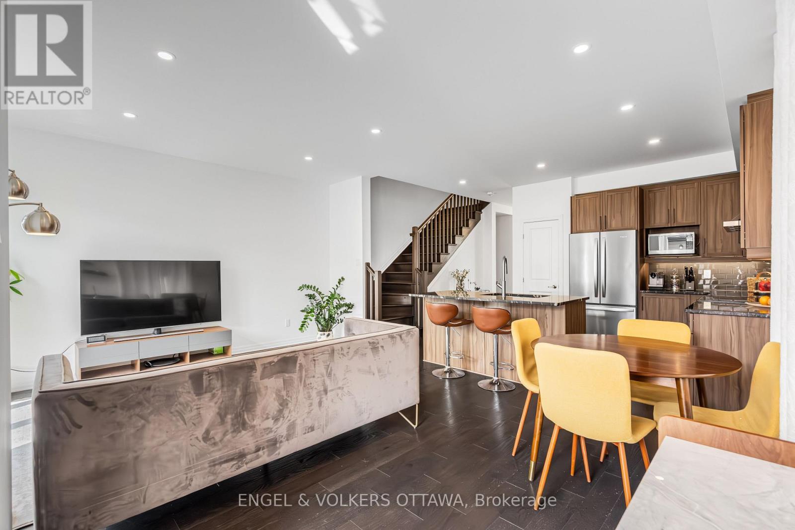 606 Mikinak Road, Ottawa, Ontario  K1K 3X7 - Photo 10 - X12377748