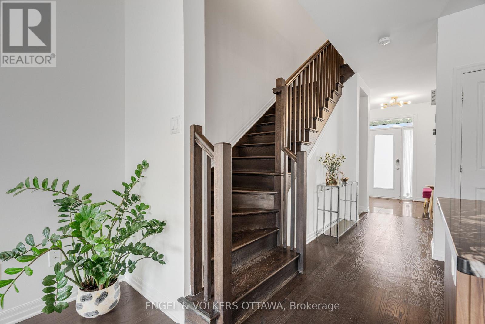 606 Mikinak Road, Ottawa, Ontario  K1K 3X7 - Photo 11 - X12377748