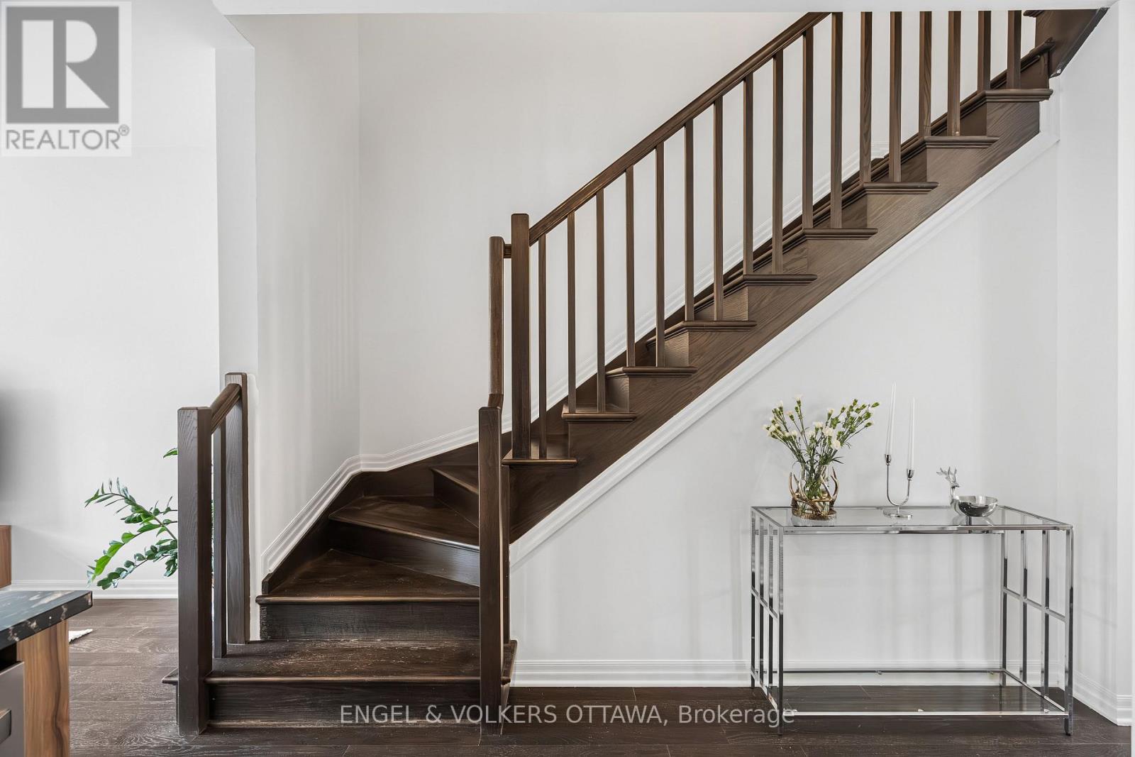 606 Mikinak Road, Ottawa, Ontario  K1K 3X7 - Photo 14 - X12377748