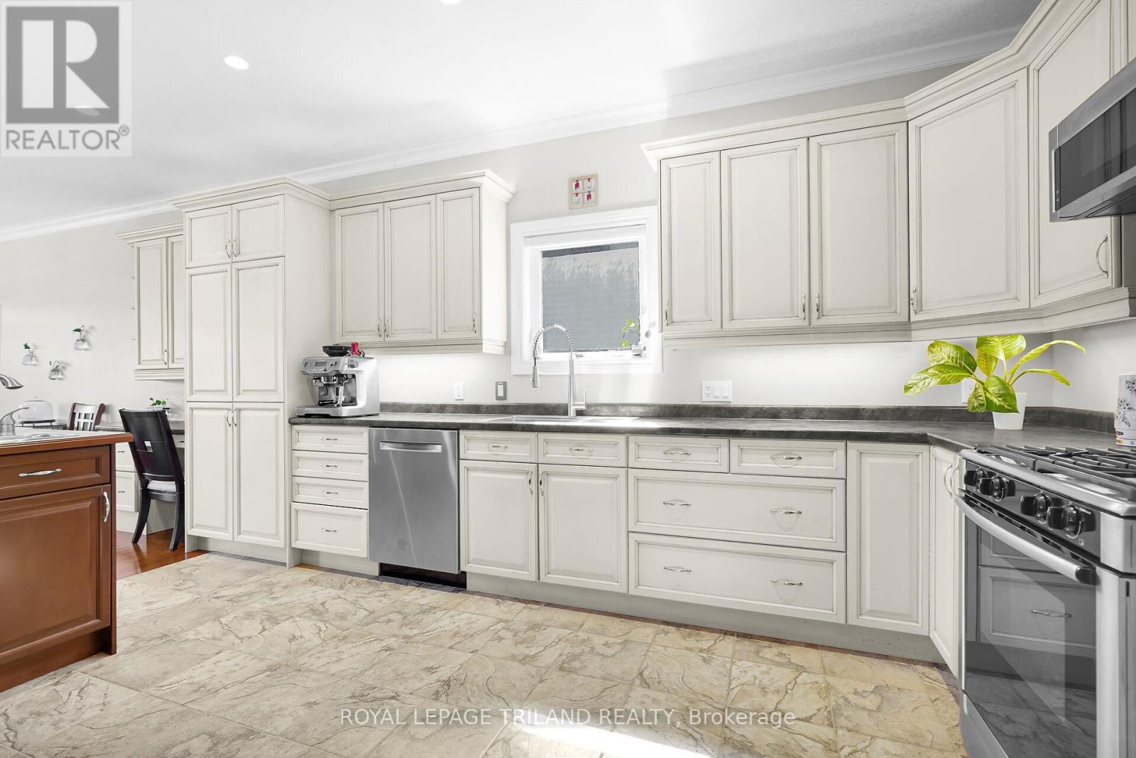 7119 Clayton Walk, London South, Ontario  N6P 1V3 - Photo 12 - X12377825