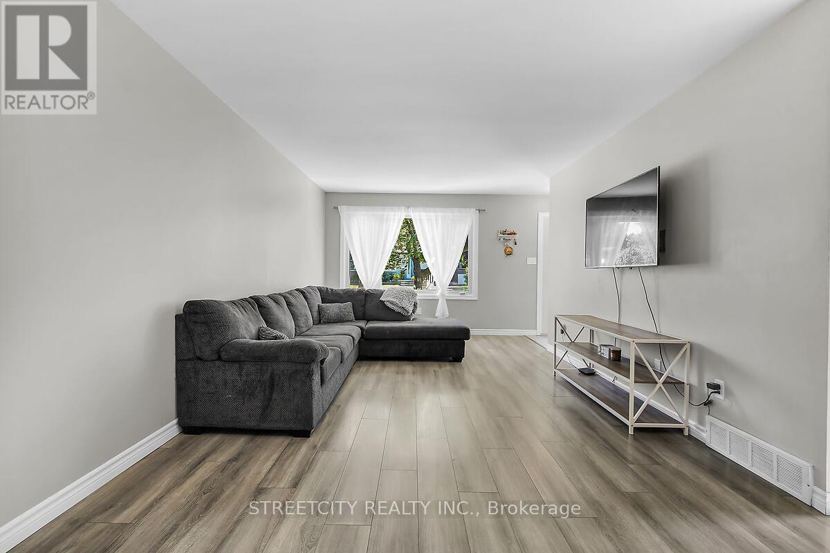 52 Adswood Road, London South, Ontario  N6E 2W1 - Photo 5 - X12377856