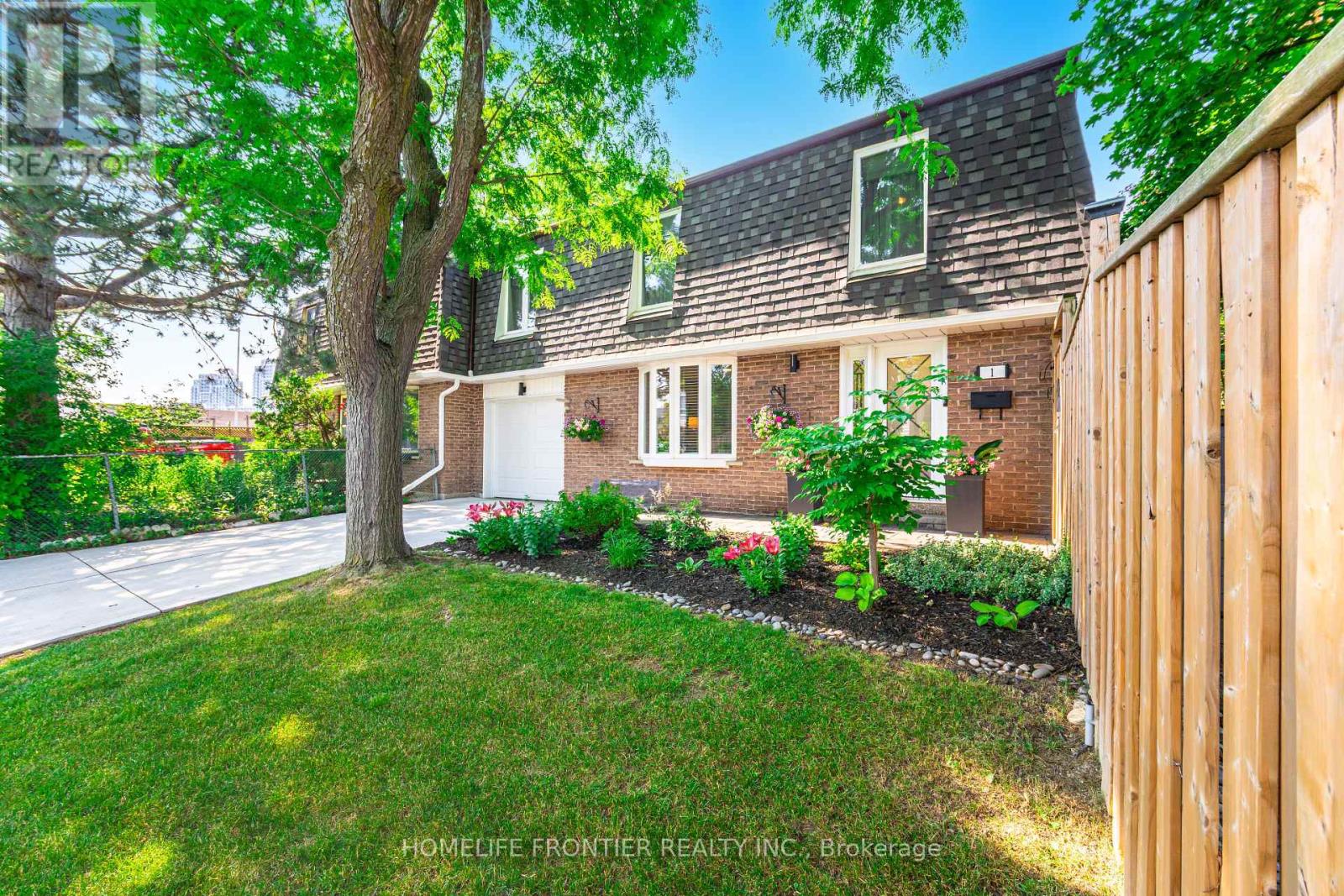 1 Denava Gate, Richmond Hill, Ontario  L4C 5E3 - Photo 4 - N12377558