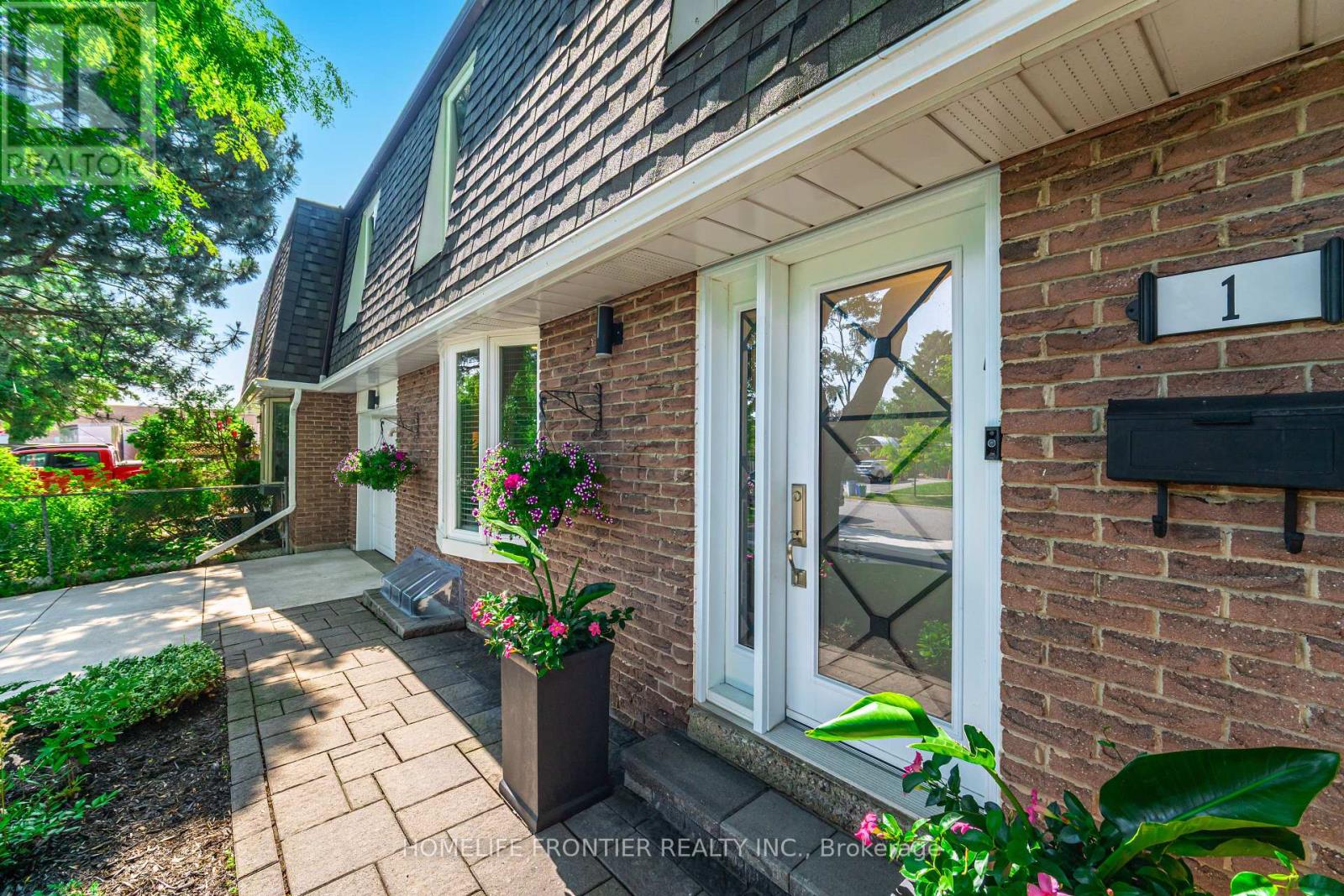 1 Denava Gate, Richmond Hill, Ontario  L4C 5E3 - Photo 7 - N12377558