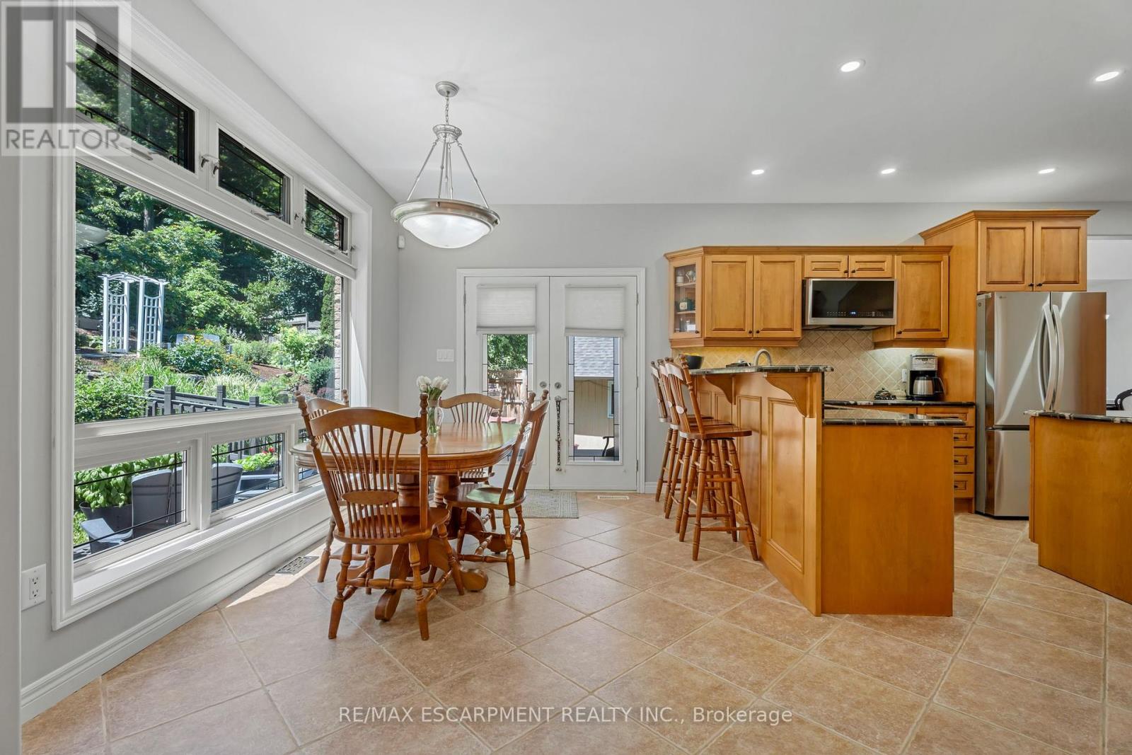22 Shadeland Crescent, Hamilton (Stoney Creek), Ontario  L8G 4Y1 - Photo 14 - X12377283