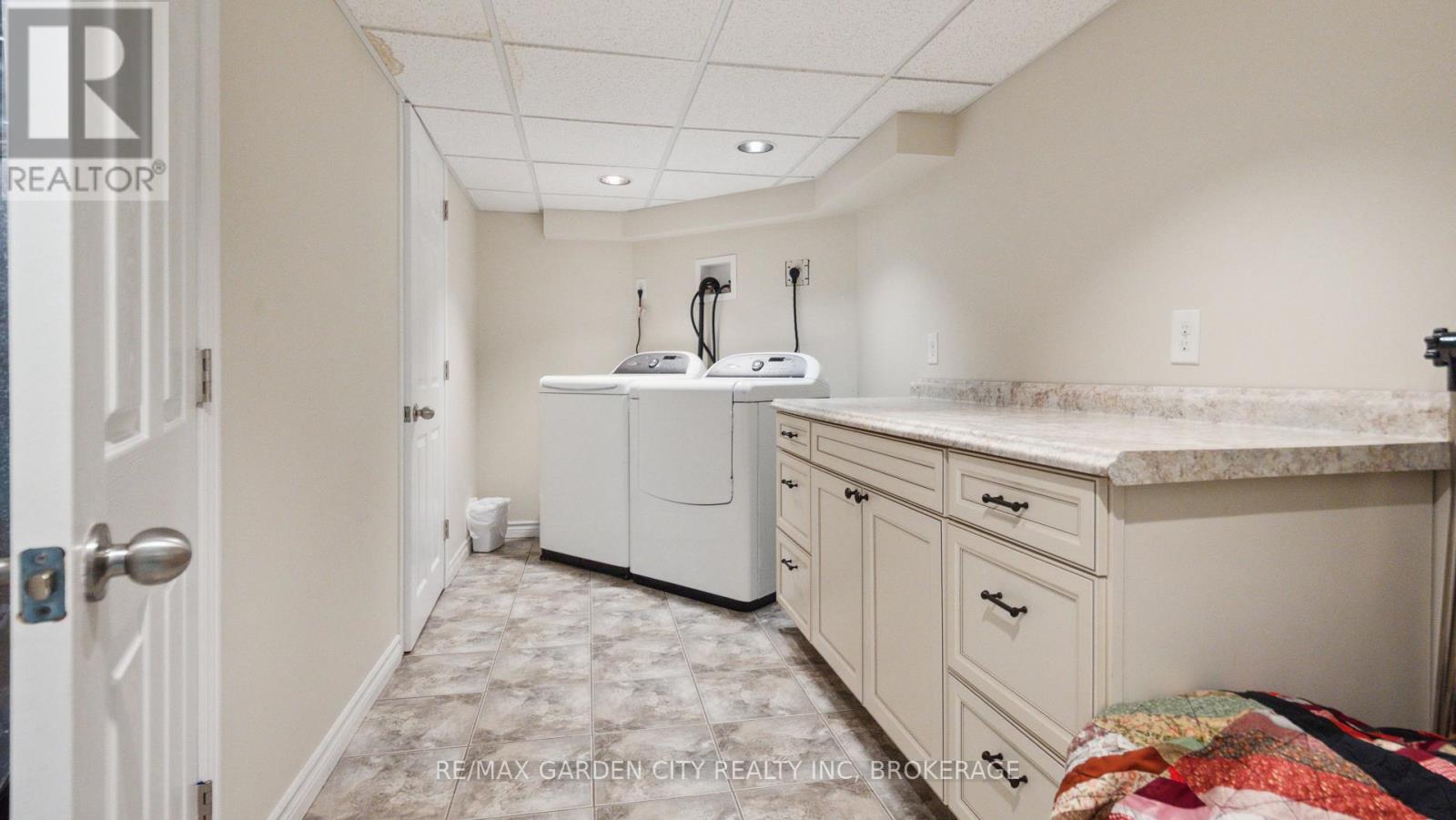 6276 Moretta Drive, Niagara Falls (Stamford), Ontario  L2J 4H4 - Photo 4 - X12377798