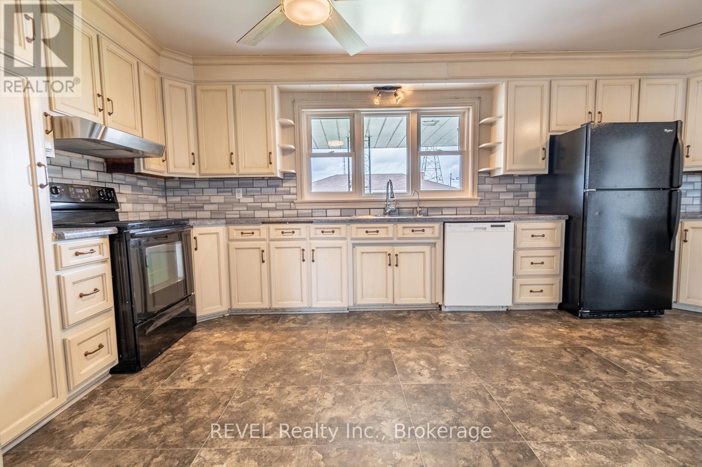 181 Cross Street, Port Colborne, Ontario  L3K 1L7 - Photo 11 - X12377826
