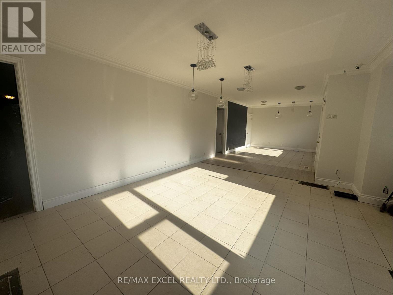Whole Main Floor - 9961 Yonge Street, Richmond Hill, Ontario  L4C 1T9 - Photo 5 - N12230725