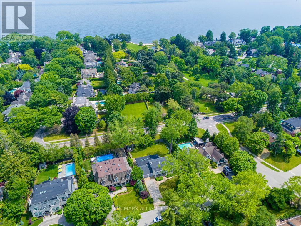 1316 Cambridge Drive, Oakville, Ontario  L6J 1S3 - Photo 2 - W12377548