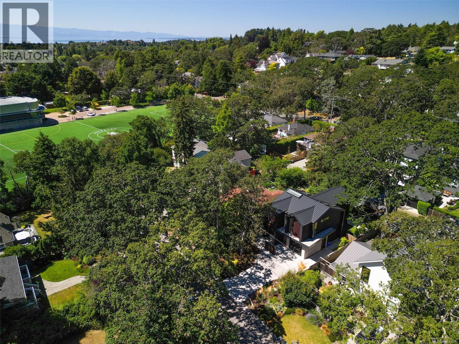 Property at 862 Somenos St image 3