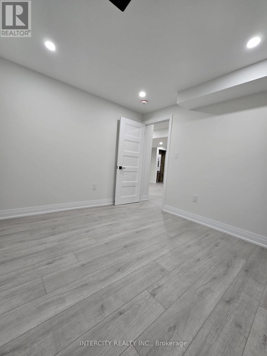 181 Forestwalk Street, Kitchener, Ontario  N2E 3Y2 - Photo 5 - X12377579