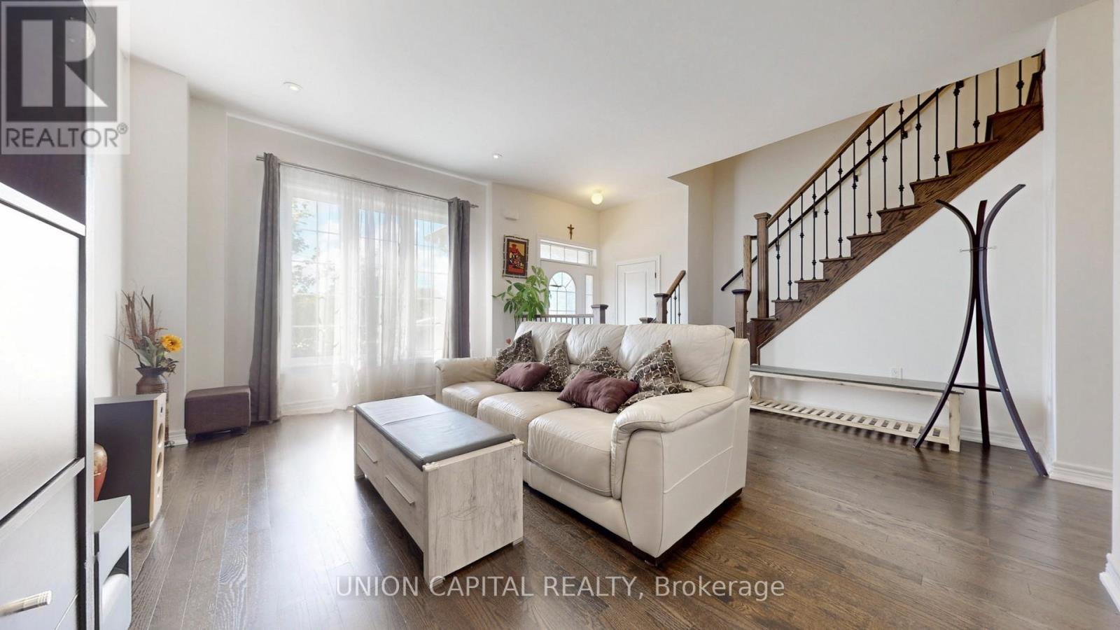 8 Vita Stephanie Court, Georgina, Ontario  L0E 1R0 - Photo 3 - N12377858
