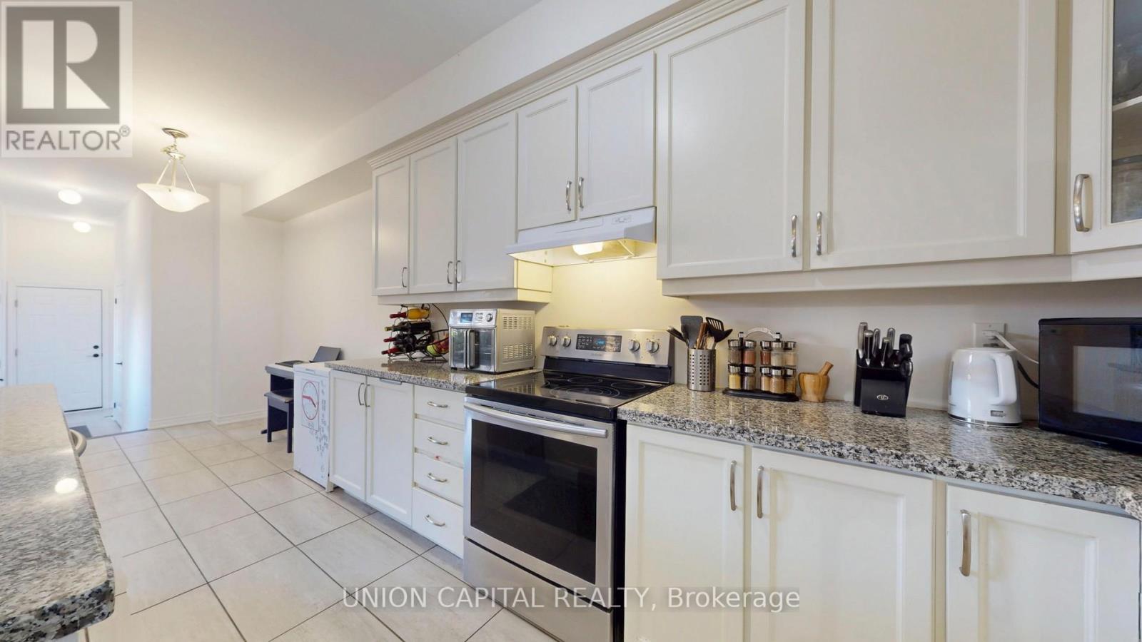 8 Vita Stephanie Court, Georgina, Ontario  L0E 1R0 - Photo 7 - N12377858