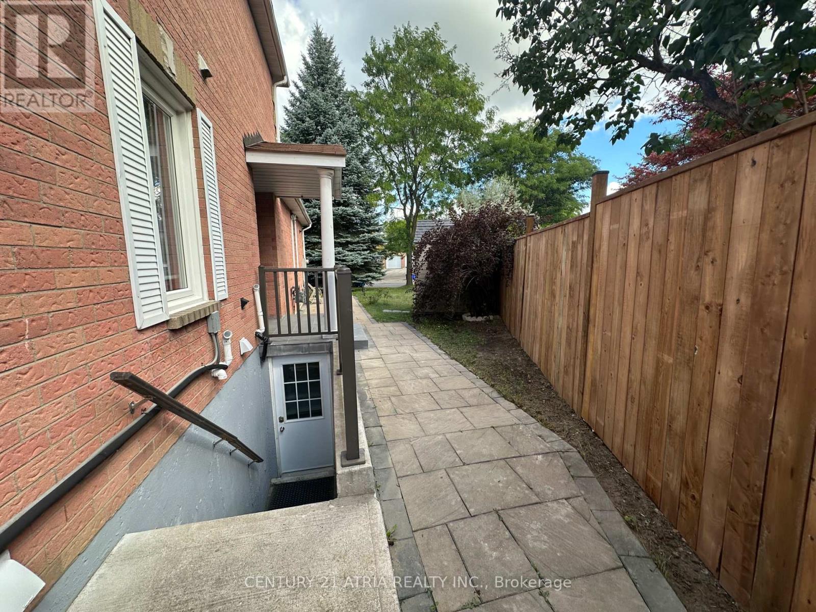 60 Steepleview Crescent, Richmond Hill, Ontario  L4C 9R3 - Photo 4 - N12376361
