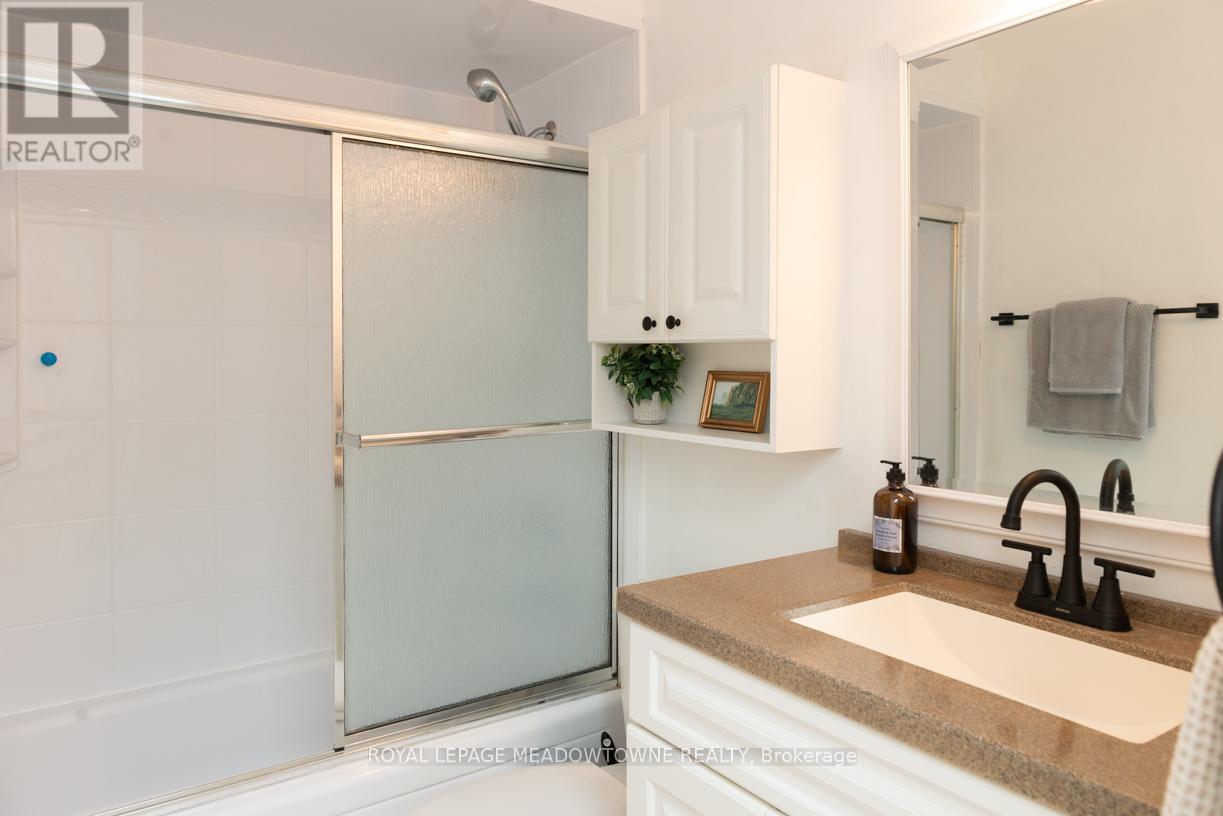 32 Clarridge Court, Brampton, Ontario  L6X 3N5 - Photo 18 - W12377684